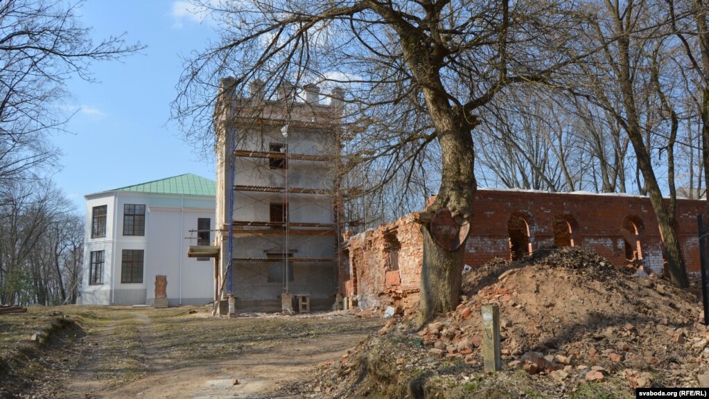 Абарончая вежа ў рыштаваньнях