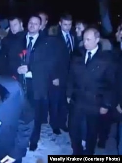 Василий Крюков и Владимир Путин на могиле Егора Свиридова, 21 декабря 2010