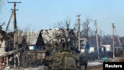 Пророссийские сепаратисты на бронетранспортере в селе возле города Дебальцева. 17 февраля 2015 года.