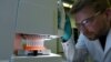 Филип Хофман от CureVac, един от разработчиците на ваксината срещу COVID-19 в лабораторията на компанията в Тюбинген