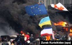 Украинадағы "Еуромайдан" акциясына шерушілер алып шыққан ЕО туы. Киев, 23 қаңтар 2014 жыл.