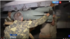 Расейскія вайскоўцы замацоўваюць бомбу на самалёце Су-25 ў Сырыі (кадр зь сюжэту тэлеканалу «Россия-24»).