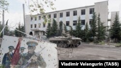 В районе боев в Абхазии, здание Сейсмической лаборатории. Фото сделано 12 июля 1993 года.