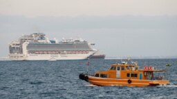  Круизный лайнер Diamond Princess в порту Йокогама, Япония