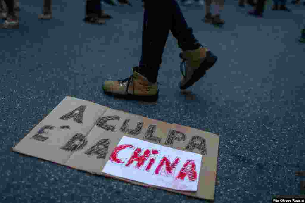 Плакат &laquo;В усьому винний Китай&raquo; під час акції прихильників президента Жаїра Болсонару