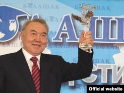 Қазақстан президенті Нұрсұлтан Назарбаев «Болашақ» бағдарламасы стипендиаттарының форумында. Астана, қаңтар 2008 ж.