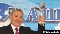 Қазақстан президенті Нұрсұлтан Назарбаев «Болашақ» бағдарламасы түлектерінің форумында. Астана, қаңтар, 2008 жыл.