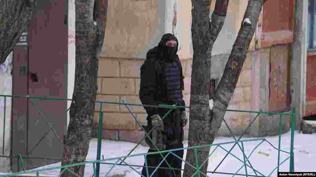 Emil Kürbedinov «Hizb ut-Tahrir davasınıñ» bir qaç mabusı, em de Qırım jurnalisti Nikolay Semenanıñ advokatı ola