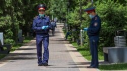 Сотрудники полиции на одной из улиц в Алматы. 9 мая 2020 года.
