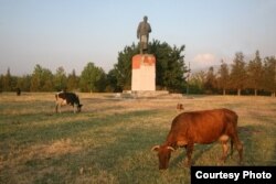 Памятник Юлдашу Ахунбабаеву в Ангрене, 2016 год.