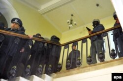 Учасник протесту зі зброєю в руках в будівлі обласного управління МВС у Львові, 18 лютого 2014 року