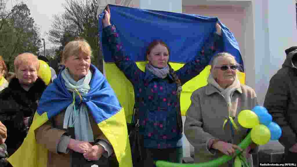 Мітинг проти російської окупації біля пам&#39;ятника Тарасу Шевченку, Сімферополь, 9 березня 2014 року