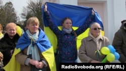 Участница проукраинского митинга в Симферополе, Крым, 9 марта 2014 г.
