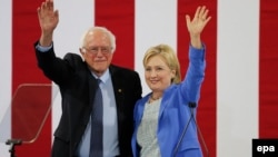 Сенатор Берни Сандерс пен Демократиялық партия атынан АҚШ президенттігіне ұсынылған Хиллари Клинтон. 