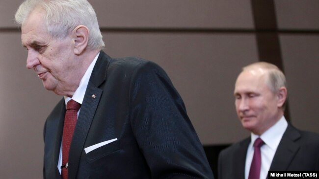 Президент Чехии Милош Земан и президент России Владимир Путин (слева направо) во время встречи в резиденции "Бочаров ручей". Сочи, 21 ноября 2017 года