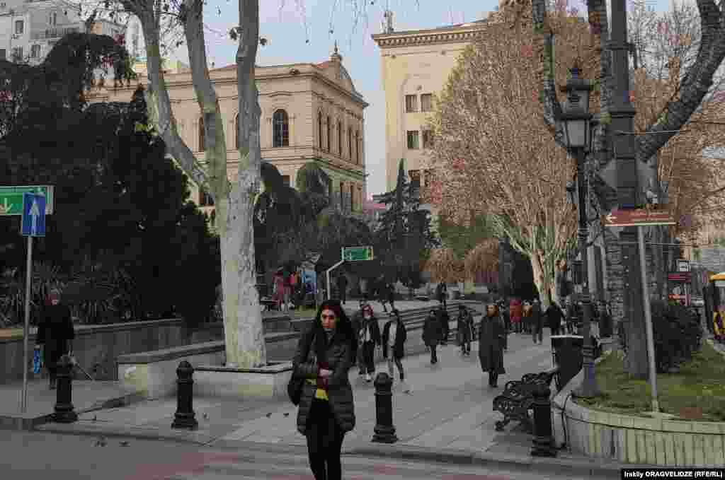 Georgia -- Tbilisi Civil war 92 then and now 07