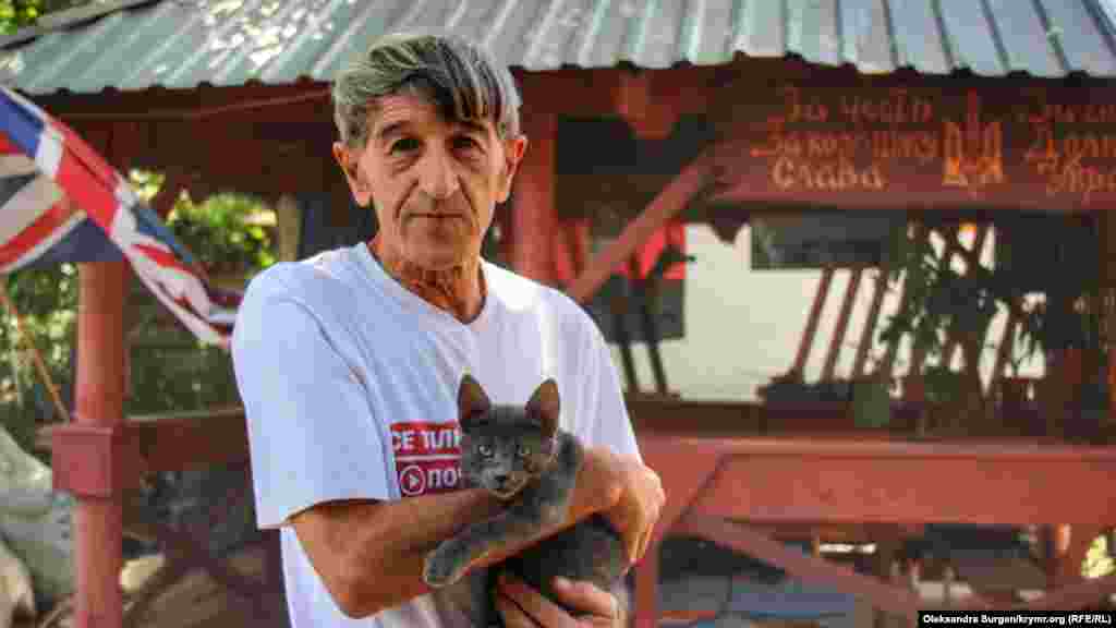 Активист во дворе со своим котом Мышкой. У Олега во дворе живет три кота