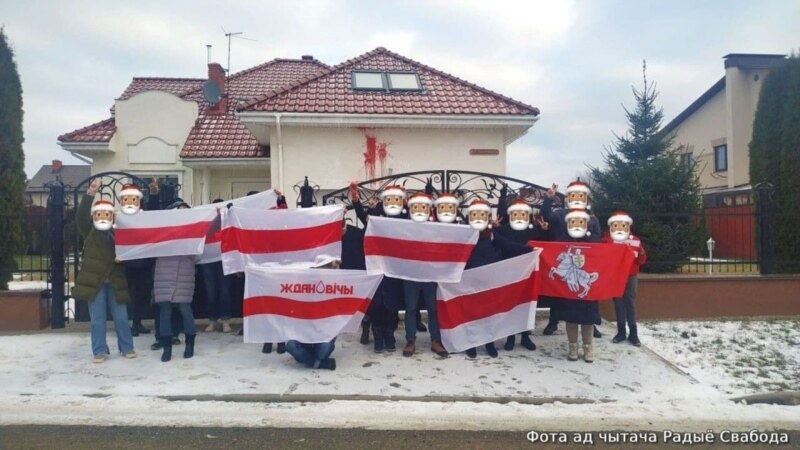مخالفان لوکاشنکو در بلاروس بادکنک‌های سفید و قرمز روانه آسمان کردند