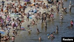 Люди купаються в Дніпрі, 8 липня, 2015 року