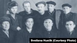 Лев Нетто с другими заключенными Горлага