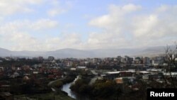 Grad je zvanično podeljen na Južnu i Severnu Mitrovicu procesom decentralizacije vlasti na Kosovu