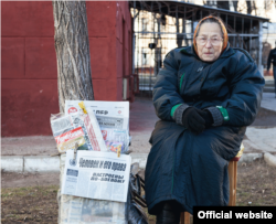 O pensionară din Tiraspol vânzând ziare (Foto: RISE Moldova)