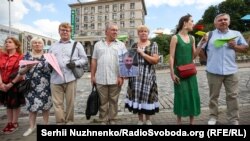 Батьки Валентина Вигівського (по центру) на акції з нагоди дня народження політв'язня