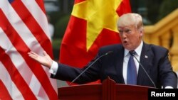 АҚШ президенті Дональд Трамп баспасөз мәслихатында сөйлеп тұр. Ханой, Вьетнам, 12 қараша 2017 жыл.