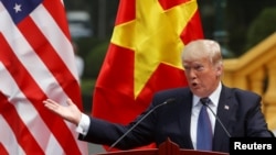 Donald Trump gjatë një konference për gazetarë në Hanoj të Vietnamit