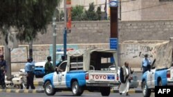 Policija i vojnici u blizini Ambasade SAD u Jemenu, arhivski snimak