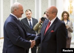 Президент Білорусі Олександр Лукашенко (ліворуч) під час зустрічі з генеральним секретарем ОБСЄ Ламбертом Заньером (праворуч). Мінськ, 16 червня 2015 року
