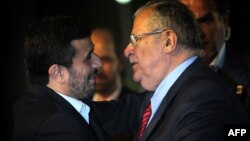 Jalal Talabani (sagda) Eýranyň prezidenti M.Ahmedinejat bilen duşuşýar. Tähran, 26-njy mart, 2010.