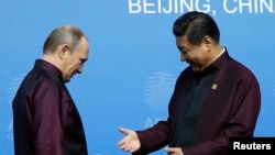 Очільник Росії Володимир Путін (ліворуч) і голова Китаю Сі Цзіньпін у Пекіні (архівна світлина)