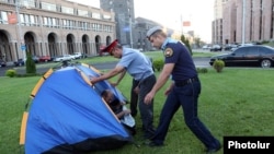 Armenia - Police stop protesters from pitching a tent in front of the Yerevan Mayor's Office, 6Aug2013.