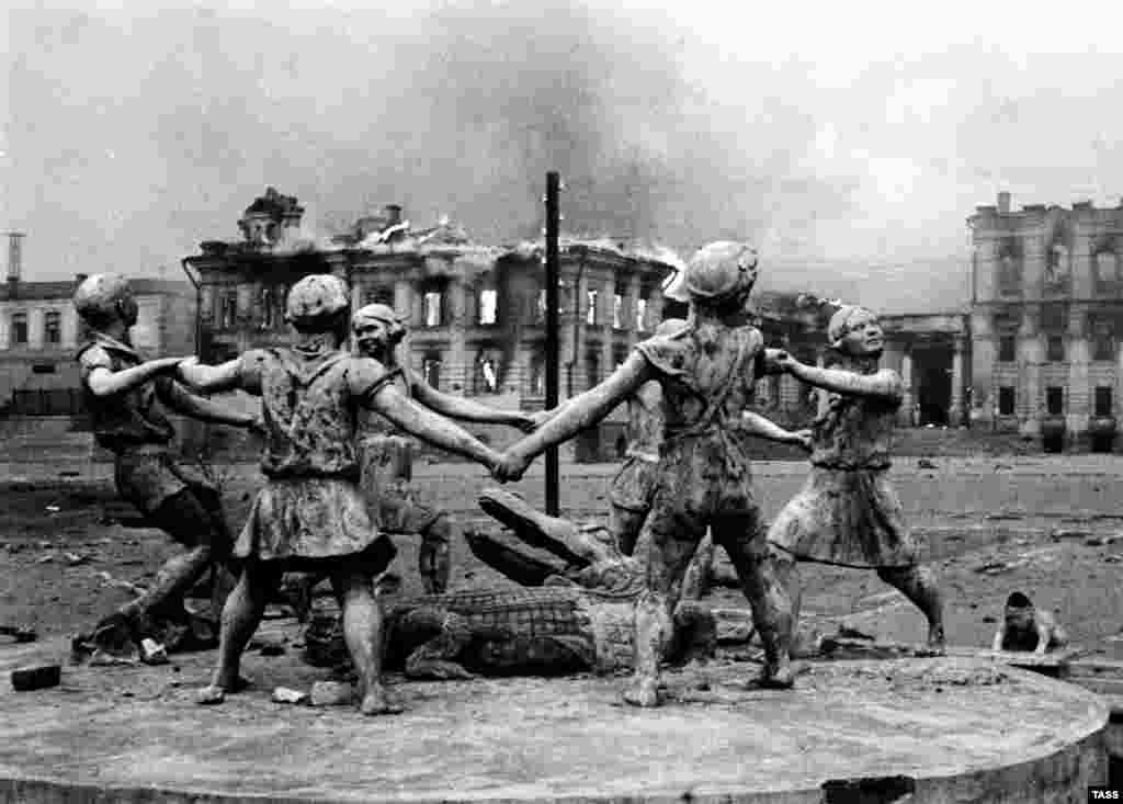 Stalingrad&#39;s main railway station in late 1942