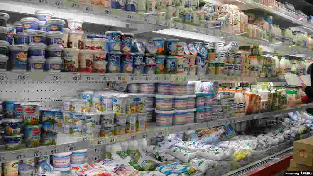 Молочные продукты уже полностью российские и крымские. Цены так же незаметно ползут, хотя бы на рубль в месяц.
