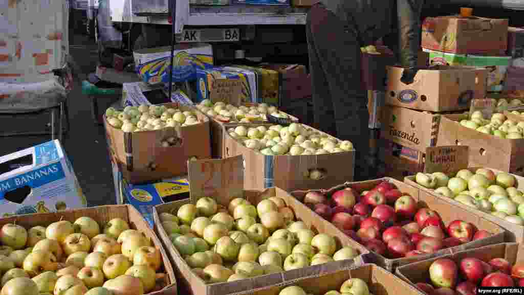 Яблоки на рынке нынче исключительно крымские, благо урожайный год