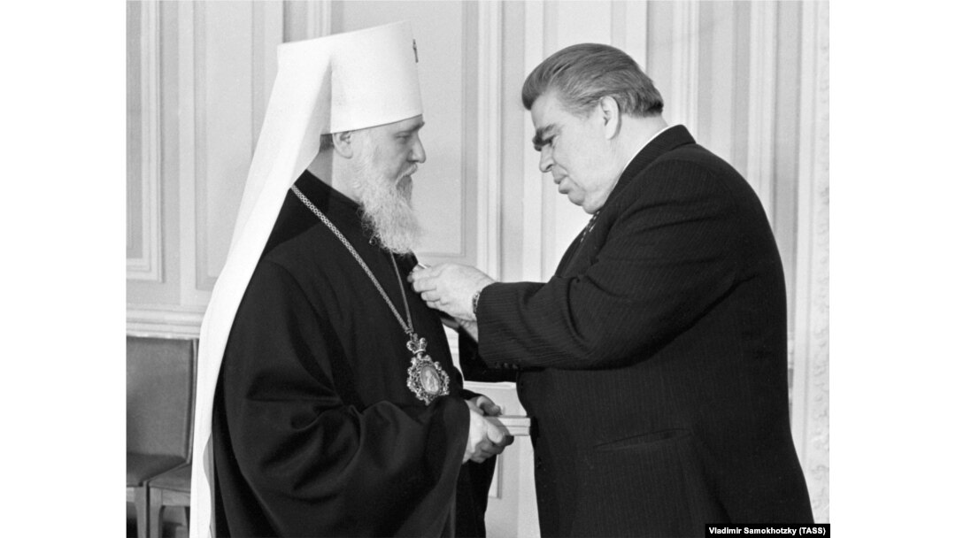 Голова Президії Верховної Ради УРСР Олексій Ватченко під час вручення ордена Дружби народів екзарха України, митрополиту Київському і Галицькому Філарету, відзначеному цієї нагороди за патріотичну діяльність на захист миру. Київ. 23 січня 1979 року