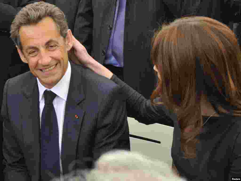 Prezident Sarkozy arvadı Bruni ilə birlikdə Şanxayda ke&ccedil;irilən sərgi zamanı, 30 aprel 2011