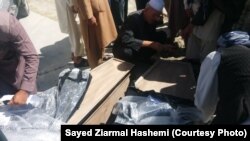 آرشیف، جسد یک افغان پناهنجو که در آبهای ترکیه غرق شد، در کابل به اقاربش تسلیم داده شد.