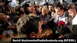Михаила Саакашвили в киевском аэропорту встречают его сторонники, 29 мая 2019 г.
