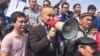 Макс Бокаев (в центре) выступает на митинге против инициированной правительством земельной реформы, предусматривающей продажу сельхозугодий и возможность их передачи в длительную аренду иностранцам. Атырау, 24 апреля 2016 года.