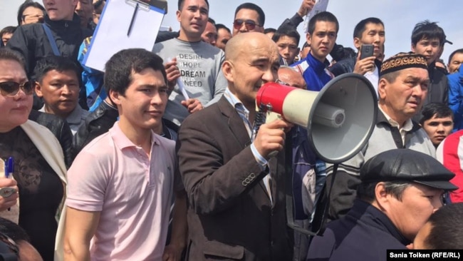 Гражданский активист Макс Бокаев выступает на митинге в Атырау. 24 апреля 2016 года.