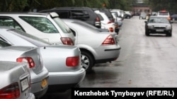 Алматы көшесіндегі автокөліктер. 12 қыркүйек 2010 жыл.