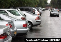Припаркованные автомобили. Алматы. Иллюстративное фото.