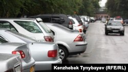 Машины вдоль одной из улиц Алматы. Иллюстративное фото.