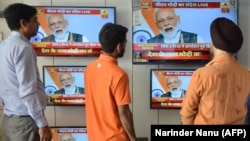 Indijci prate televizijsko obraćanje premijera Modija.