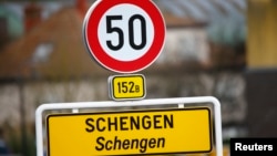 Табла со која се означува името на селото Шенген во Луксембург, 27 јануари 2016 година Шенгенскиот договор со цел да се елиминираат внатрешните граници беше потпишан на 14 јуни 1985 година во ова село. Договорот тогаш го потпишаа Белгија, Франција, Германија, Луксембург и Холандија. 