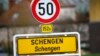 Un indicator marchează intrarea în satul Schengen, din Luxemburg. Acordul Schengen, cu scopul de a elimina controalele la frontierele interne, a fost semnat în 14 iunie 1985 în micul sat aflat la granița cu Franța și Germania.
