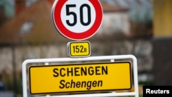 Un indicator marchează intrarea în satul Schengen, din Luxemburg. Acordul Schengen, cu scopul de a elimina controalele la frontierele interne, a fost semnat în 14 iunie 1985 în micul sat aflat la granița cu Franța și Germania.